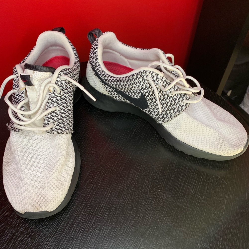 Black and White Nike Roshe Run Sneakers